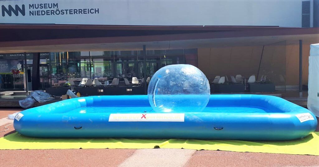 Becken mit Waterball