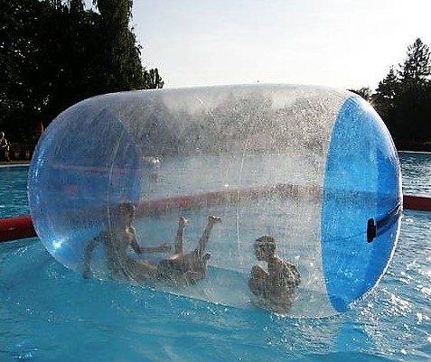 drei Kinder haben Spaß in einem Water Roller