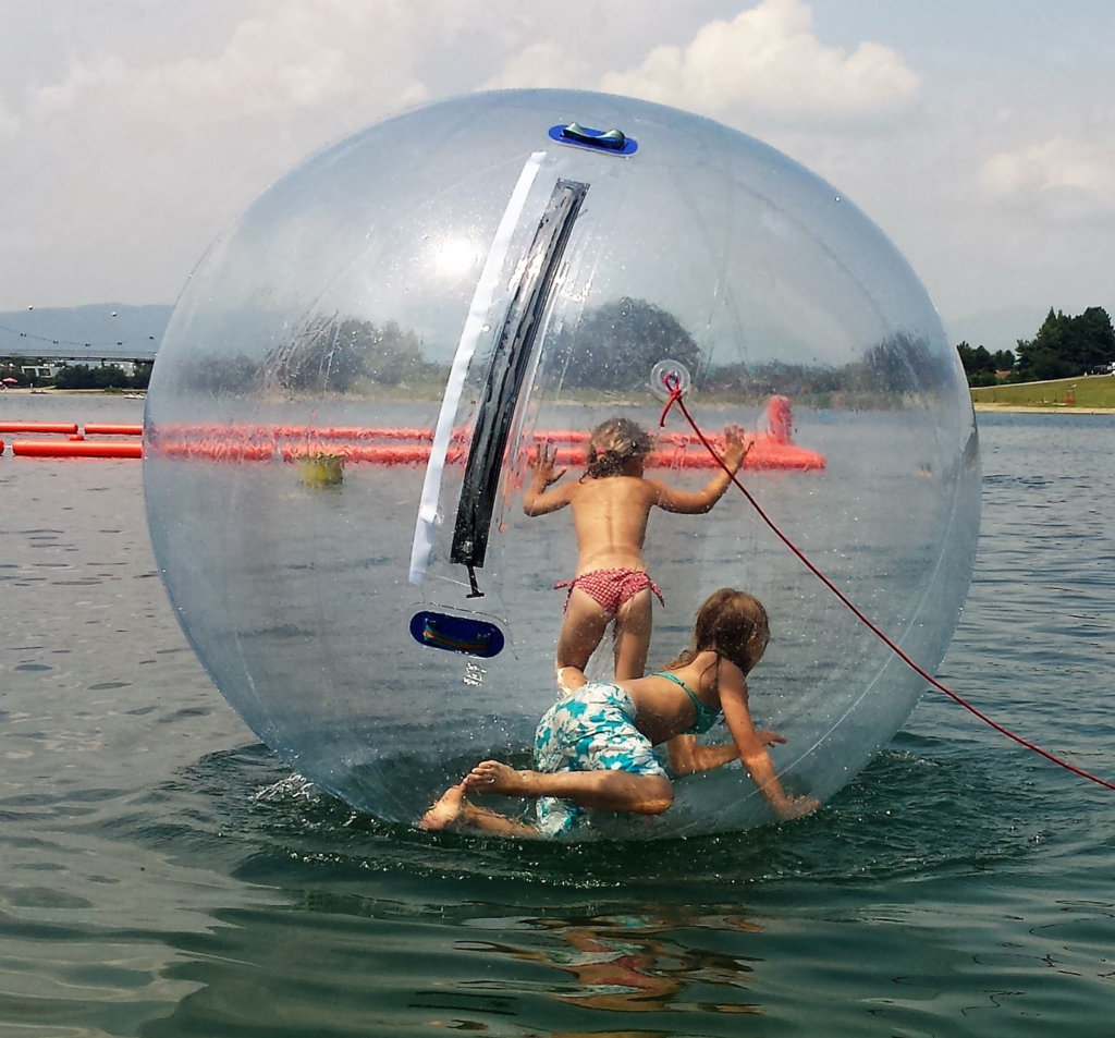 Kinder in einem Water Walking Ball